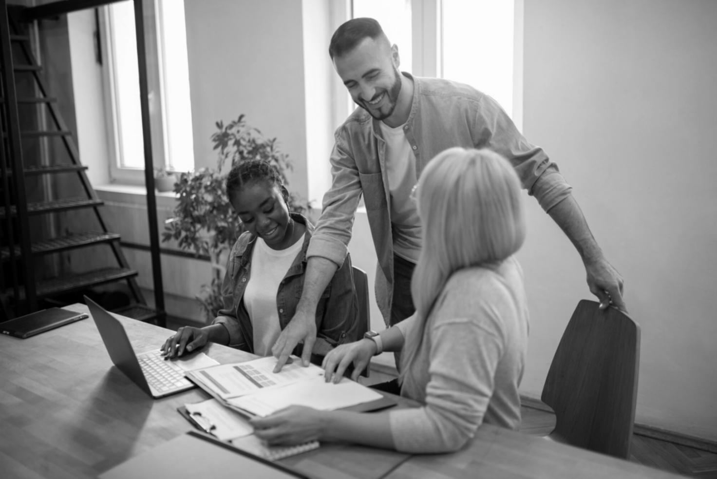 Equipo de profesionales analizando datos financieros en una sesión de formación empresarial