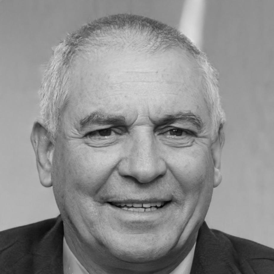 Retrato de Eliseo Campuzano, especialista en sistemas empresariales
