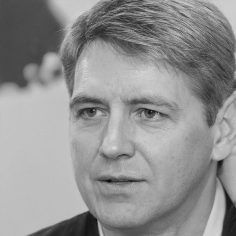 Aurelio Mendoza, Director Financiero