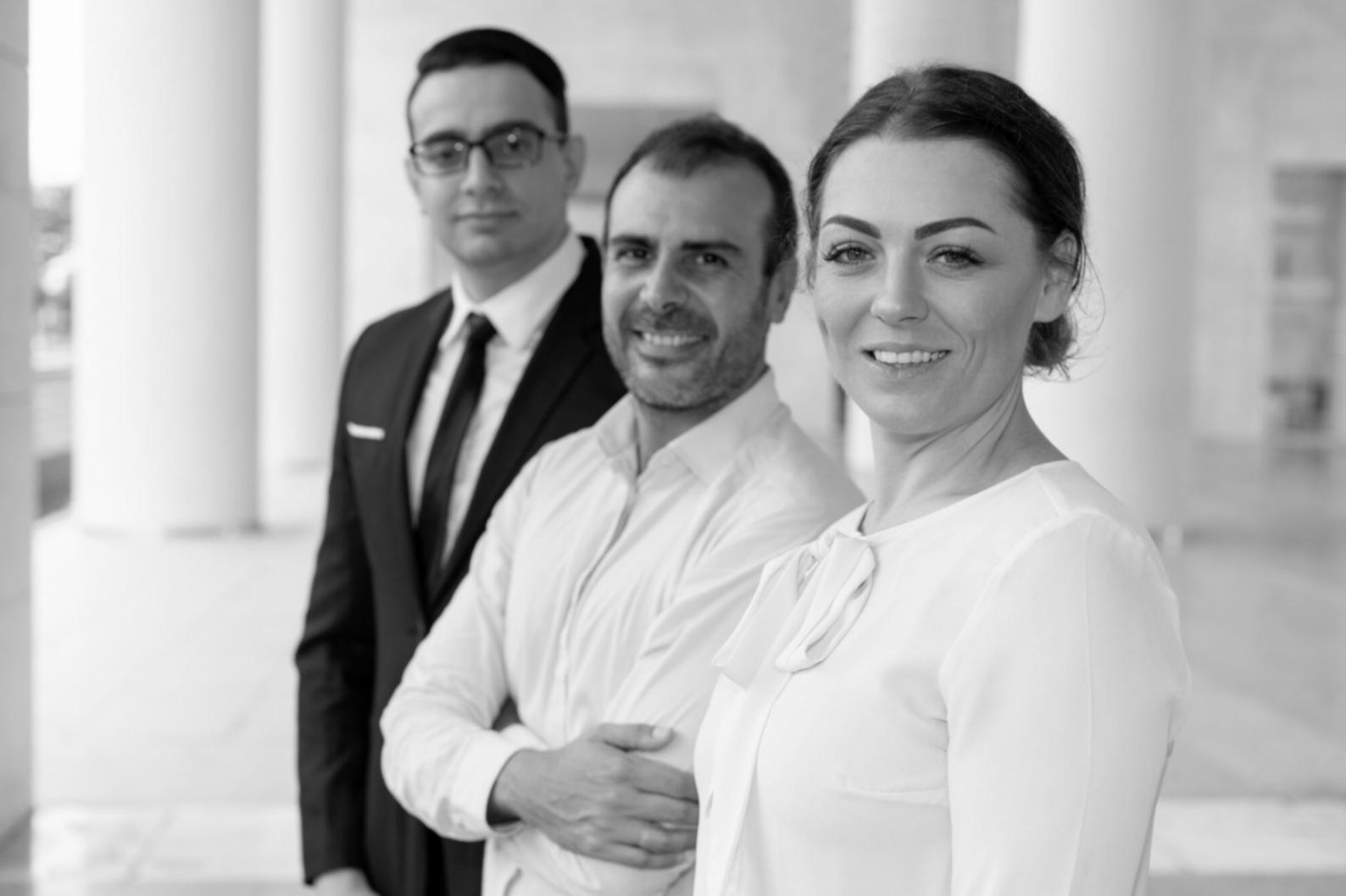 Equipo de trabajo desarrollando estrategias financieras